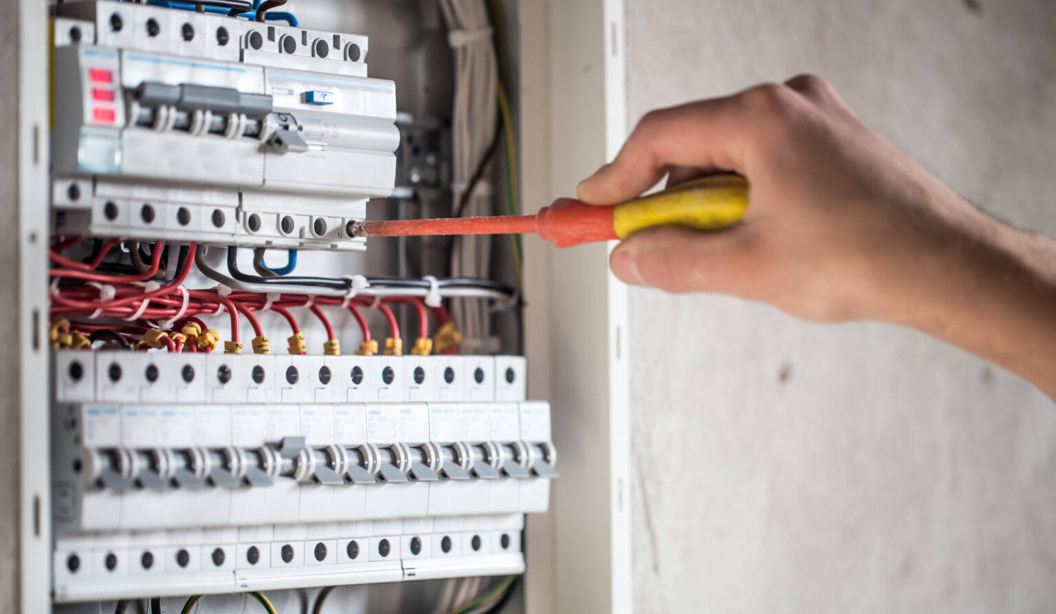 Revisiones de instalaciones eléctricas urgentes 24 horas